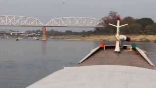 preview picture of video 'Bagan to Mandalay by Boat on the Irrawaddy River (Video 10)'
