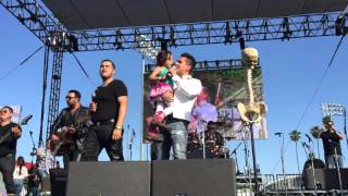 CICATRICES REGULO CARO Y SU HIJA CANTANDO