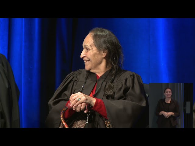 Remise d&rsquo;un doctorat honoris causa à Joséphine Bacon