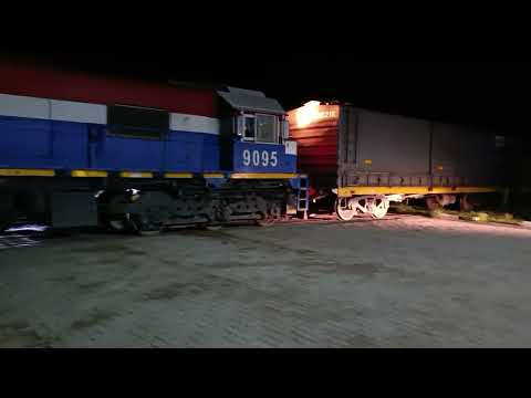 Gt- 22 (9095) con un Tren Cargado de N.C.A a su paso por "La Ciudad de Garza" en plena noche 🚂🌃🇦🇷