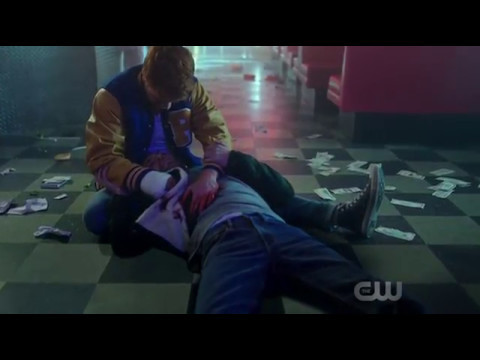 Riverdale - 1x13: Fred is shot on Pop’s