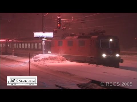2005 [SDw] Göschenen in real Winter, stunning nightshot's, "feel" the atmosphere of train vs snow!