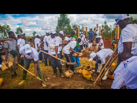 Umuyobozi w'ishure shingiro rya Buhinyuza, komine Buraza araterereza ibisakazo vyo gusanura ishure.
