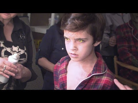 מותחים בהליכה | ילד לטאה | Walk The Prank