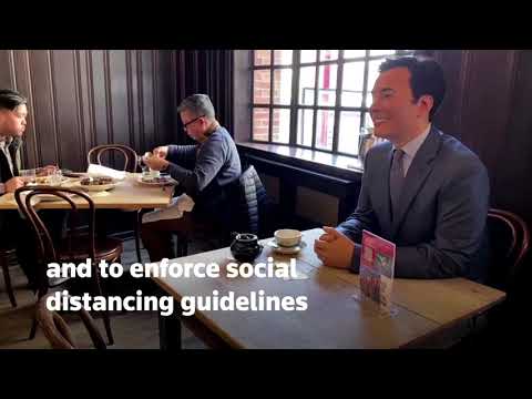 NYCダイナーズでは、セレブリティの蝋人形と一緒に食事を楽しむことができます。 (NYC Diners enjoy meals with celebrity wax figures)