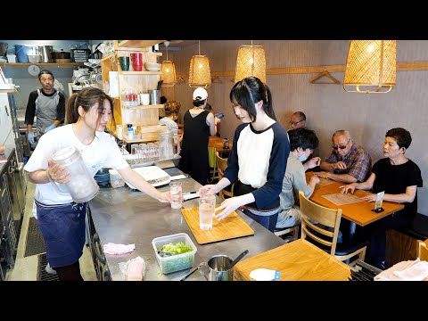 ¡Una mirada de cerca a la tienda de tempura udon dirigida por una chica moderna que come porciones de 1 kg y el dueño que es increíble cocinando en una sola operación!