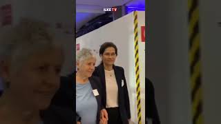 İlham Ahmed'in  Avrupa Parlamentosu’nda konferans salonuna giriş yaptığı an…