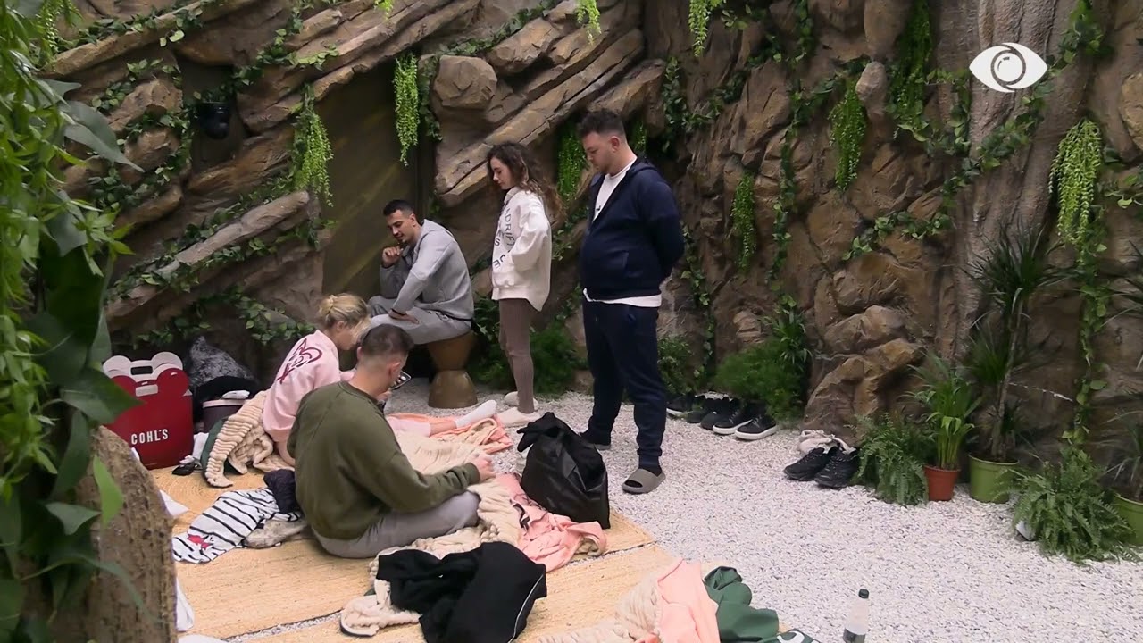 Të dashurosh ti si Gimbo, kishim bërë dasëm/ Artani bisedon me Mateon përmes derës