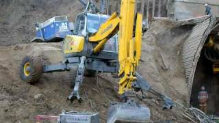 preview picture of video 'Mobile walking excavator Menzi-Muck A91 handling a pipe'