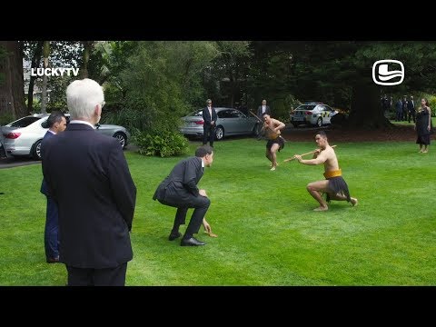 Een welkom voor Rutte | LUCKYTV