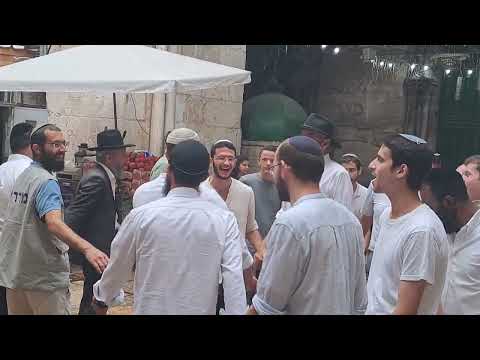 הר הבית. רוקדים ושרים ביציאה עם חתן. ג אלול התשפג