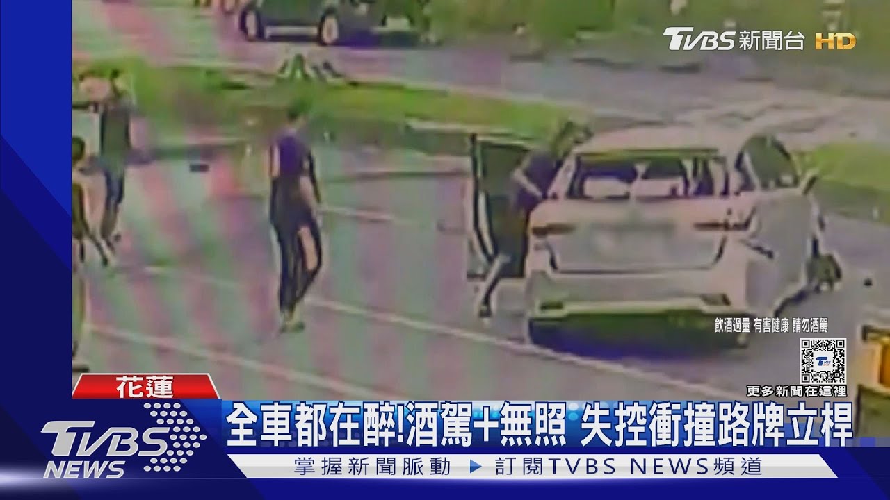 全車都在醉!酒駕+無照 失控衝撞路牌立桿