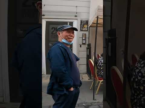 American tourist surprises Chinese grandpa with flawless Mandarin