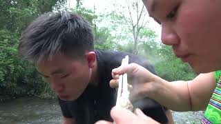 Download lagu Finding Fish Catch Big Fish For Survivel - Primitive Life Cooking Fish For Eating Delicious mp3