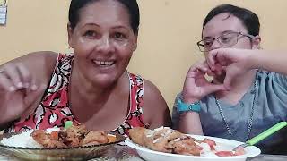 Comendo galinha assada feijão arroz salada e suco de laranja #asm#food 