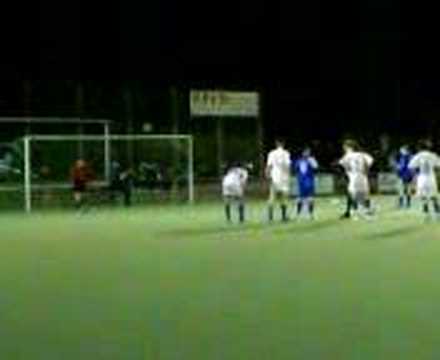 Michael Schiffter schießt einen Elfmeter