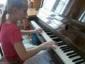 Девочка играет на фортепиано,необыкновенно 