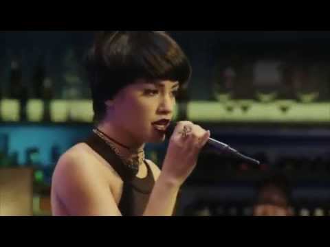 Esperanza canta "UNA CALLE ME SEPARA" - Lali Espósito