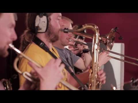 Live In M1: Extra Love performs 500