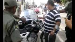 preview picture of video 'Motorista tenta agredir um agente de trânsito em Castanhal'