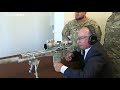 Mesterlövész-puskát próbált ki az orosz elnök