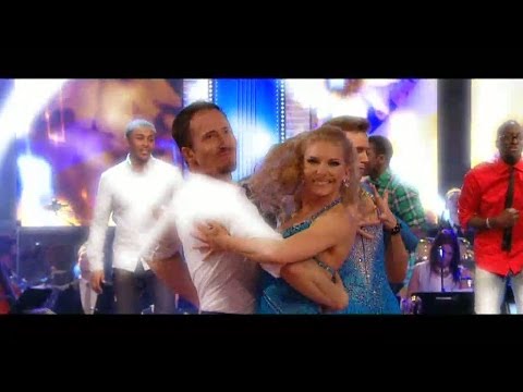 Proffsdansarna i öppningsnumret till Panetoz - Let's Dance (TV4)