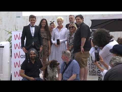 شاهد تيلدا سوينتون تتسلم"السعفة الذهبية للكلاب" نيابة عن حيواناتها الأليفة…