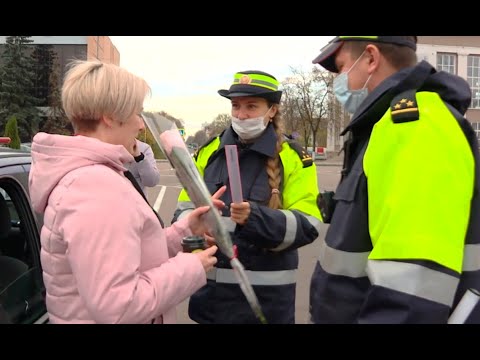 Цветы, горячий кофе и фликер: сотрудники ГАИ поздравили женщин видео
