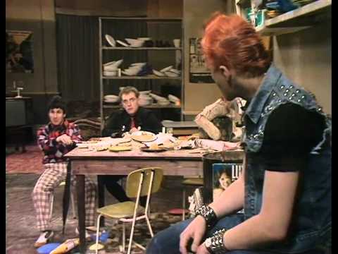 The Young Ones - S1E1- "Demolition" (subtitulado) (1981)