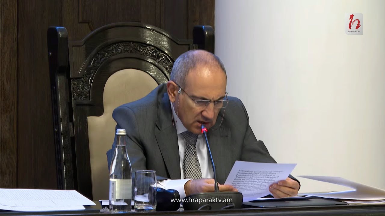 Փաշինյանը թաղամաս առ թաղամաս նշում է ասֆալտած փողոցների հասցեները