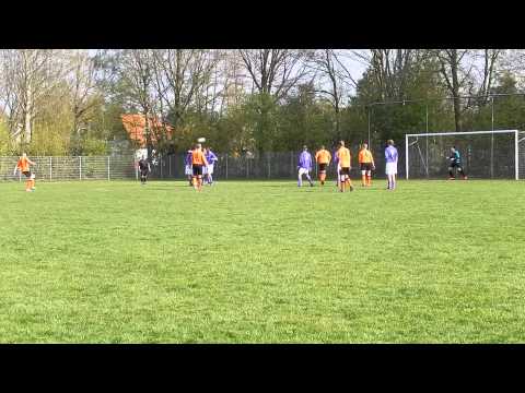 Vrije trap tijdens de wedstrijd FC Wolvega 2 - VV Oudehaske 3