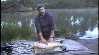 preview picture of video 'old film of 38lbs mirror carp rainbow lake france'
