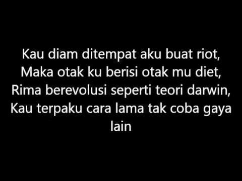 Crystal Opera Ft Doms Dee - Beda Halaman (Video lirik)