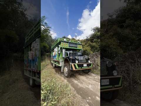Ingeniería colombiana  aquí este vehículo tipo chiva, armado por completo en Sonson Antioquia #campo