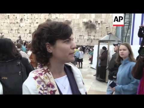 Police detain women for wearing prayer shawls at Western Wall