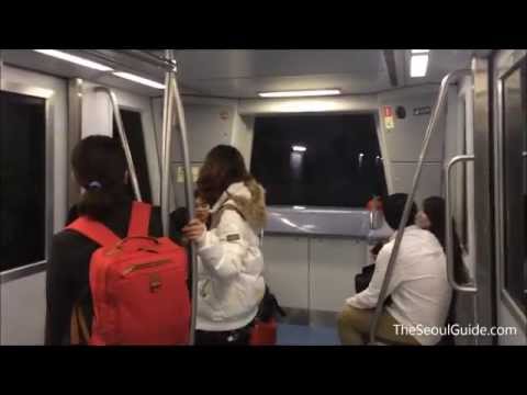 Trem de traslado do aeroporto no Aeroporto Internacional de Incheon, fora de Seul, Coreia do Sul