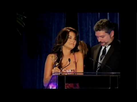 PAOLA VARELA RECIBE PREMIO EMMY