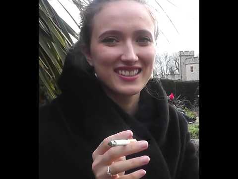 Ange (Teil 4): Eine tiefere Sucht: Zum ersten Mal Zigaretten rauchen.