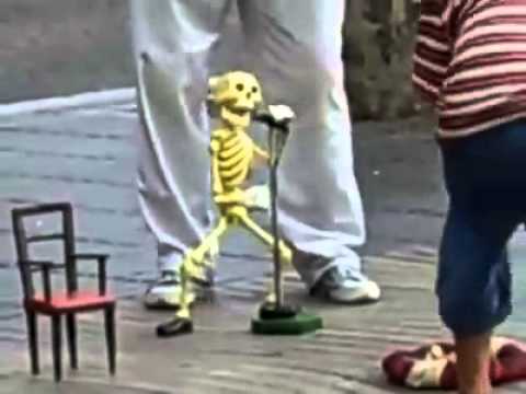 Skelett singt