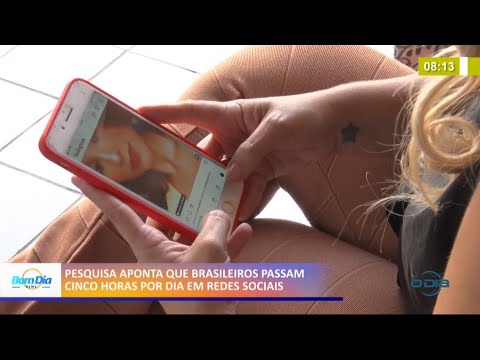 Pesquisa aponta que brasileiros passam 5 horas diariamente no celular 27 01 2021