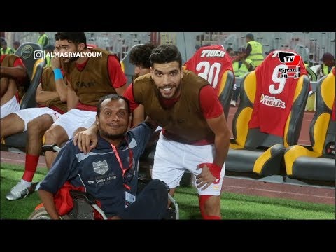 وليد أزارو يداعب جماهير الأهلي بمباراة «كانو سبورت» عقب عودته من الإصابة