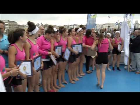 San Juaneko neskak, poz-pozik Kontxako Bandera jasotzean