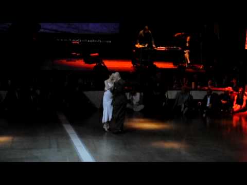  Alessia Lyndin  and  Thierry Le Cocq  are  dancing  to  the  milonga  "  Sacale Punta  "