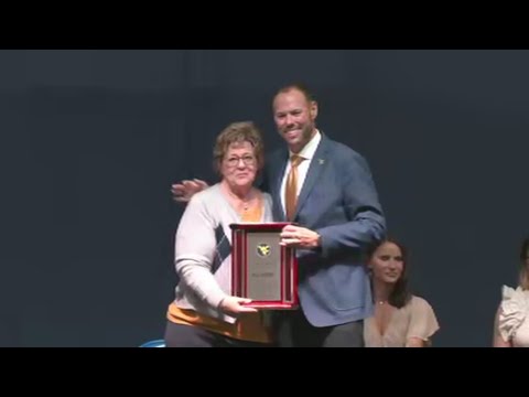 Karen Stewart, Blaine Stewart accept Hall of Fame induction on behalf of Bill Stewart