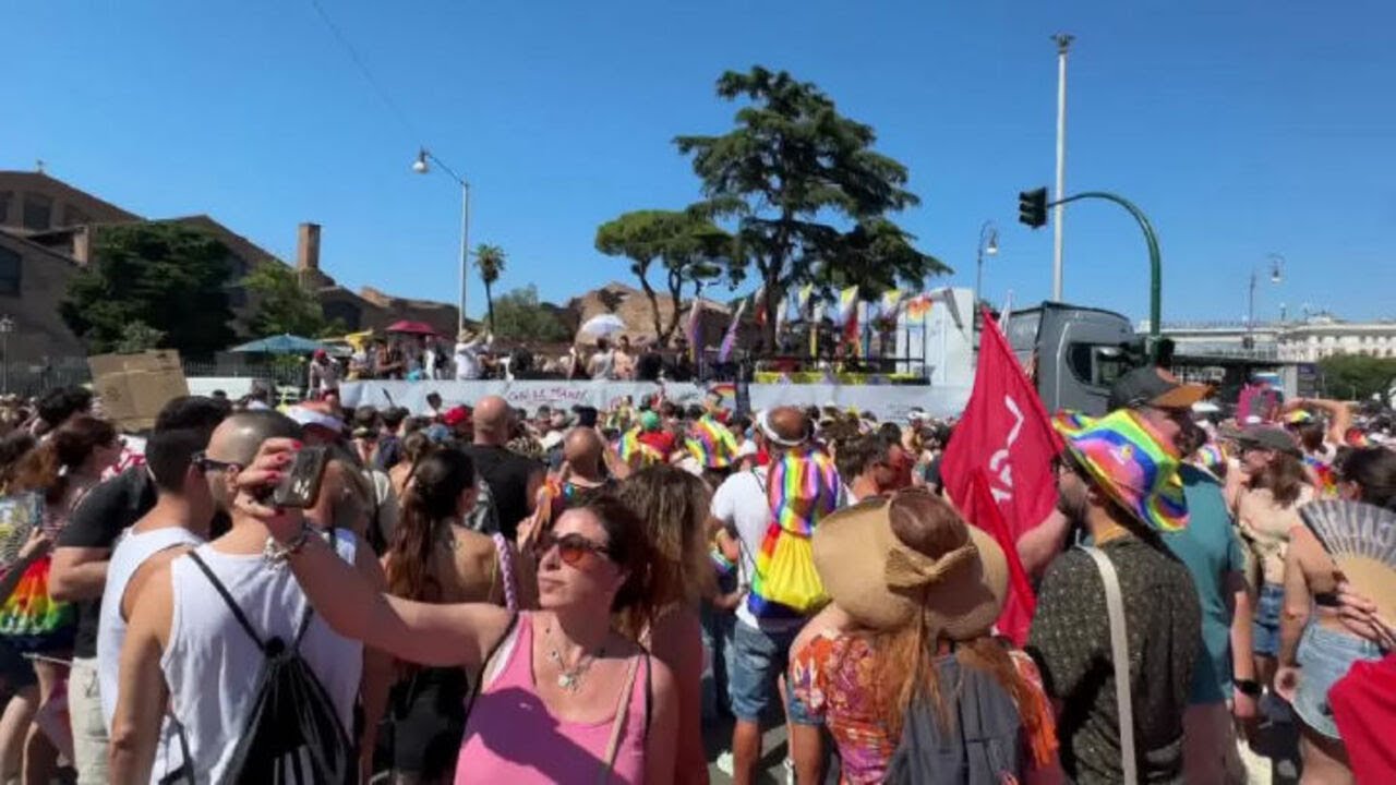 L'Ambassador del Roma Pride Levante a bordo del carro ufficiale de corteo per le vie della Capitale