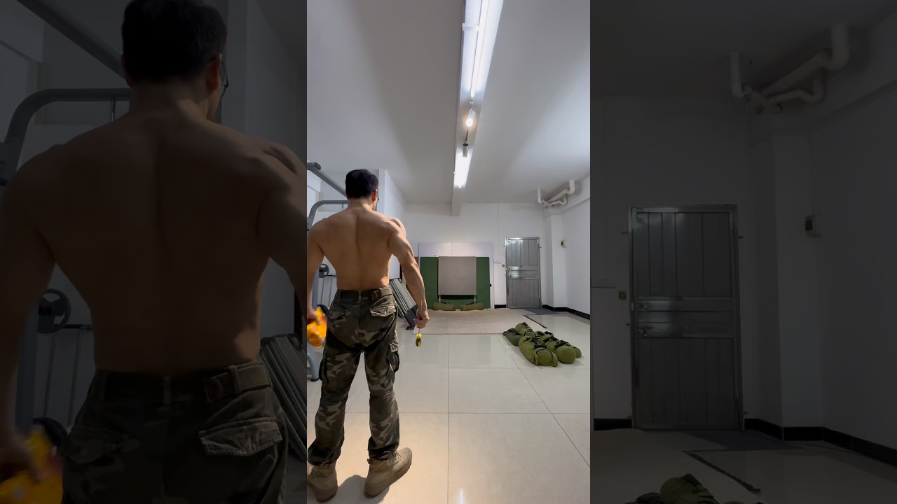 Hang the moving object on the wall. #knifethrowing#skills#unbelivable#throwingknifes#screwdriver