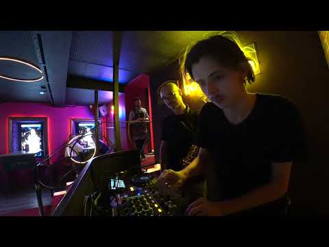 Improvisation on Saxophone under a DJ -Recording from a Bar - Saxophonist & Deejay