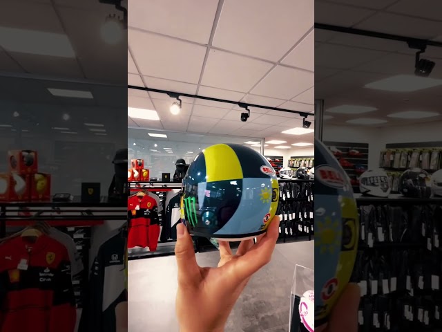 Vídeo relacionado con Valentino Rossi HELMET 1/5 VR46 MINI HELMETS,UNISEX,MULTI,One Size