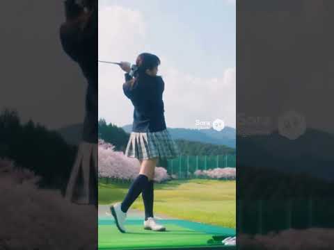高校の制服姿の女の子がゴルフをしている