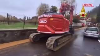 Crollano tre case a Cormons, nel Goriziano: le ruspe dei vigili del fuoco scavano tra le macerie